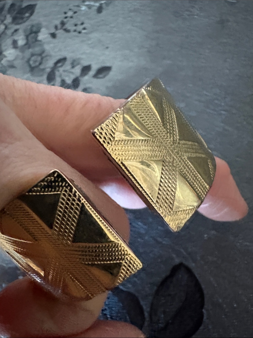 VINTAGE GEOMETRIC EMBOSSED TEXTER GOLD-TONE FINISH HINGED 7" CUFF BRACELET - Picture 4 of 8